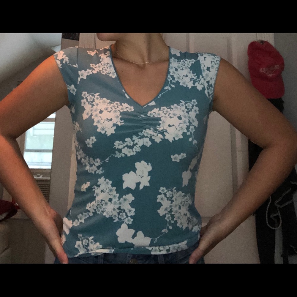 💛Floral blue and white top